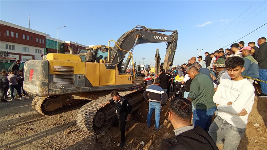 Şanlıurfa'da kanalizasyon kazısı sırasında toprak altında kalan işçiler aranıyor
