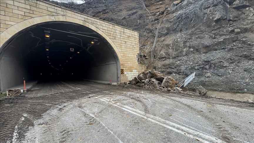 Gümüşhane-Trabzon kara yolunda heyelan