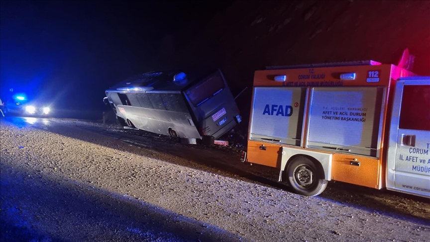 Çorum'da yol kenarındaki toprak bölgeye çarpan tur otobüsündeki 23 kişi yaralandı