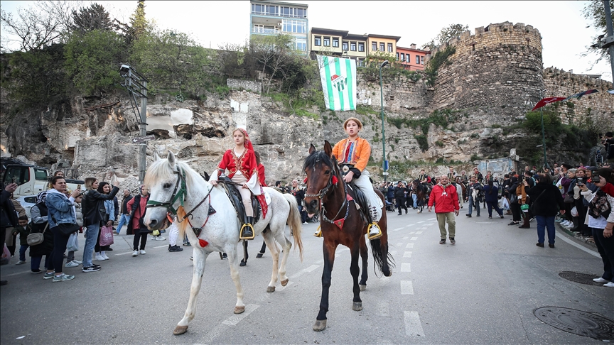 Bursa'nın fethinin 699. yılı dolayısıyla "Fetih Yürüyüşü" yapıldı