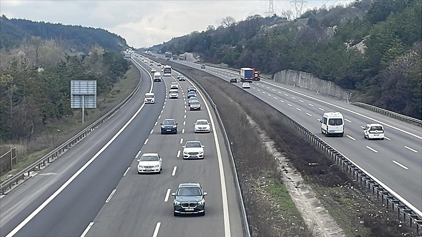 Anadolu Otoyolu'nun Bolu kesiminde tatil dönüşü yoğunluğu sürüyor