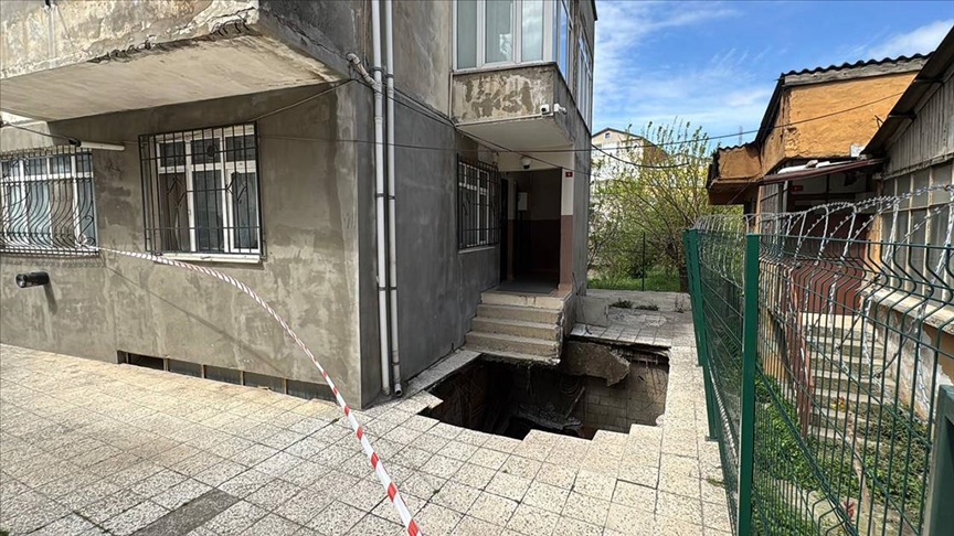 Pendik'te apartmanın girişindeki zemin kısmen çöktü!