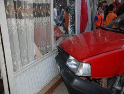 Otomobil İşyerine Daldı