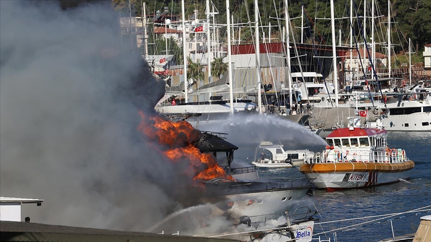 Fethiye'de 3 motor yat ile 1 yelkenli yangında kullanılamaz hale geldi