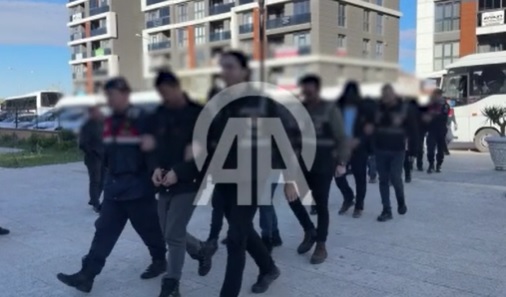 Kapıkule'deki rüşvet operasyonunda gözaltına alınan 38 gümrük memuru adliyeye getirildi