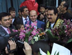 İbrahim Tatlıses, Özbekistan'da Güllerle Karşılandı!