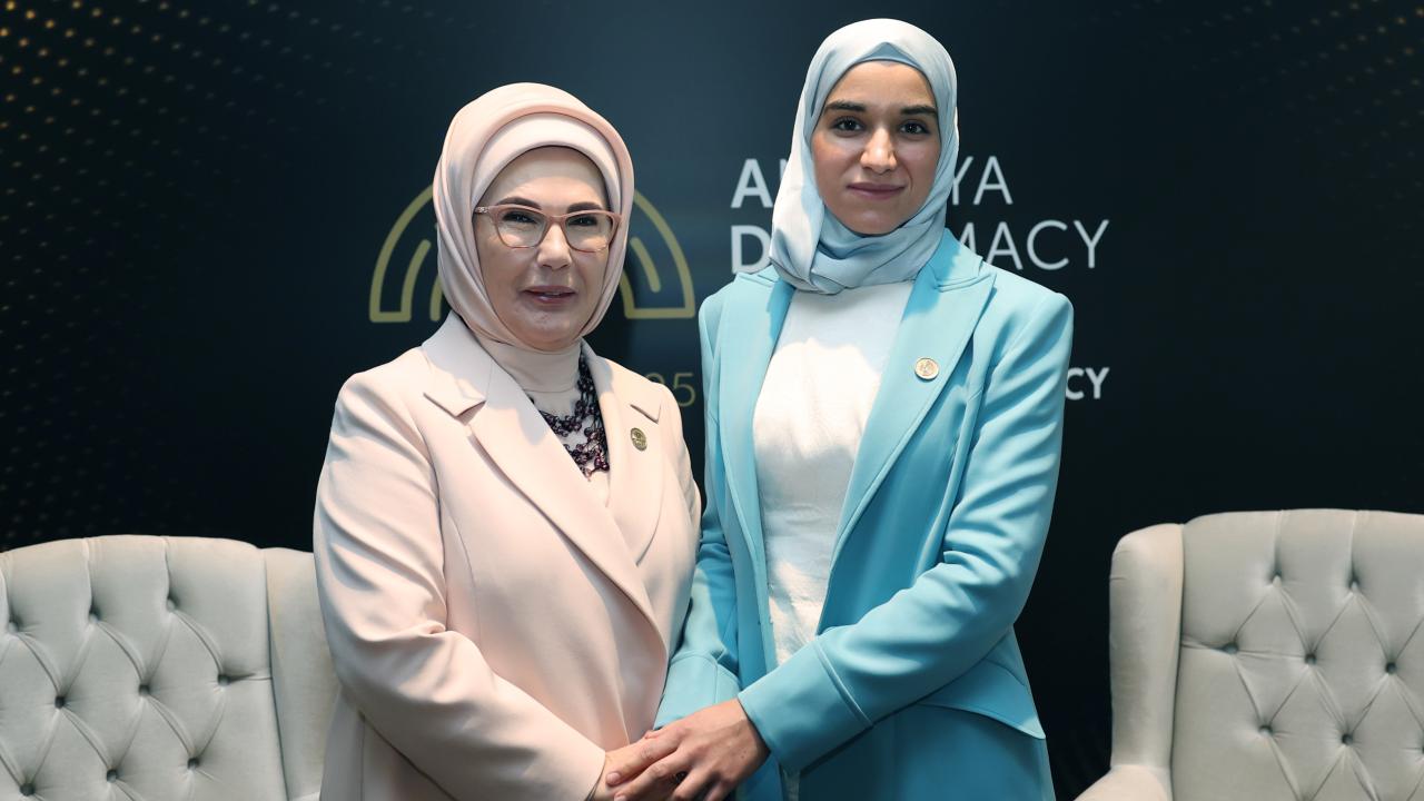 Emine Erdoğan, Suriye Cumhurbaşkanının eşi Latife El Durubi ile görüştü