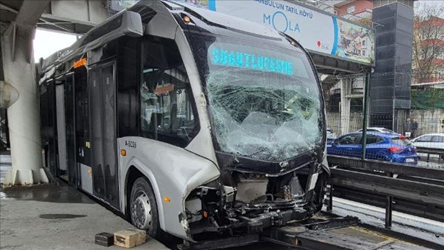 Avcılar'da durakta bekleyen metrobüse başka bir metrobüs çarptı