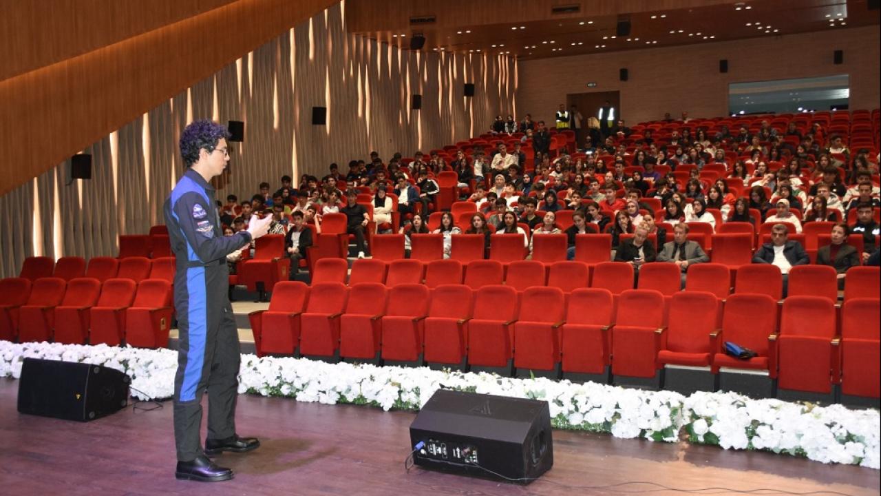 Türk Astronot Atasever, öğrencilerle bir araya geldi!