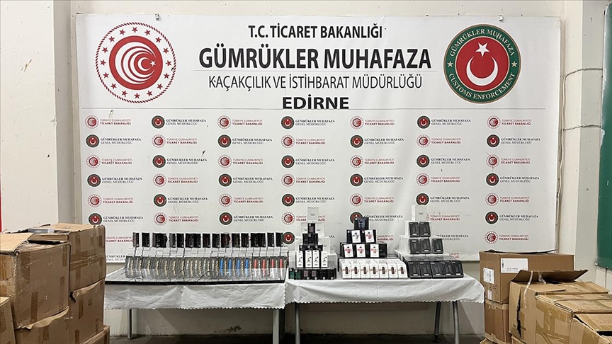Kapıkule'de tırda 46 bin 761 elektronik sigara ve 16 varil yasaklı kimyasal madde ele geçirildi
