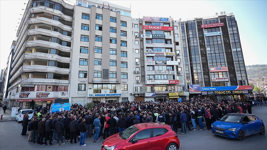 İzmir'de belediye işçileri maaşlarının eksik yatırılması nedeniyle iş yavaşlattı