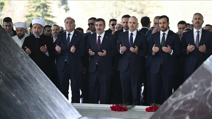 Yılmaz, 8. Cumhurbaşkanı Özal'ın kabrindeki anma programına katıldı
