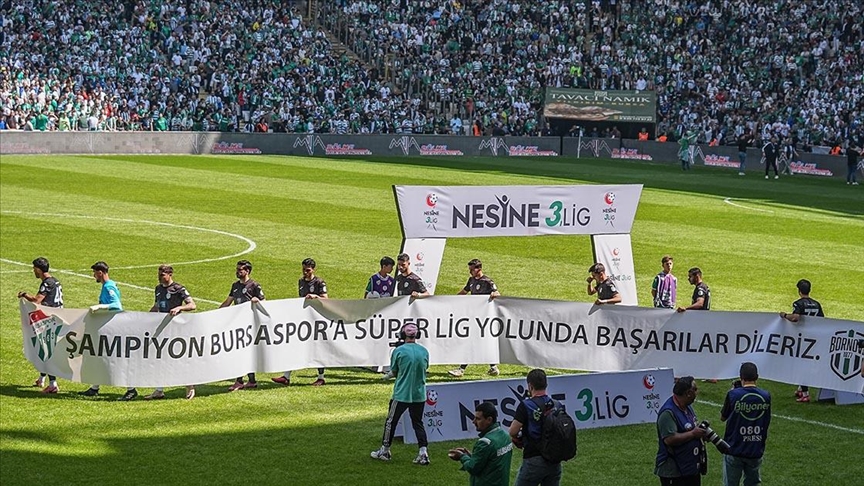 Bursaspor, şampiyonluk kupasını 45 bin taraftarın izlediği maçta aldı
