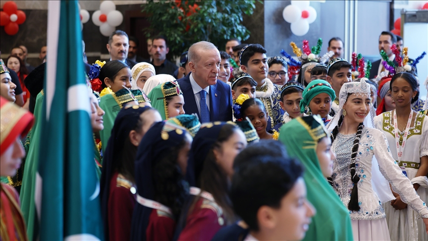 Erdoğan, TRT 47. Uluslararası 23 Nisan Çocuk Şenliği'nde dünya çocuklarıyla bir araya geldi