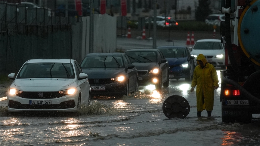 Başkent Ankara'da gök gürültülü sağanak