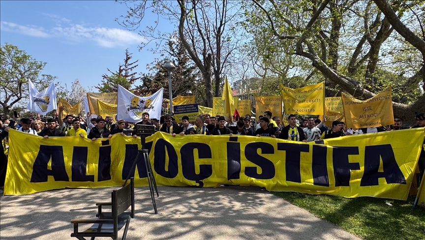Fenerbahçe taraftarından başkan Ali Koç ve yönetime istifa çağrısı