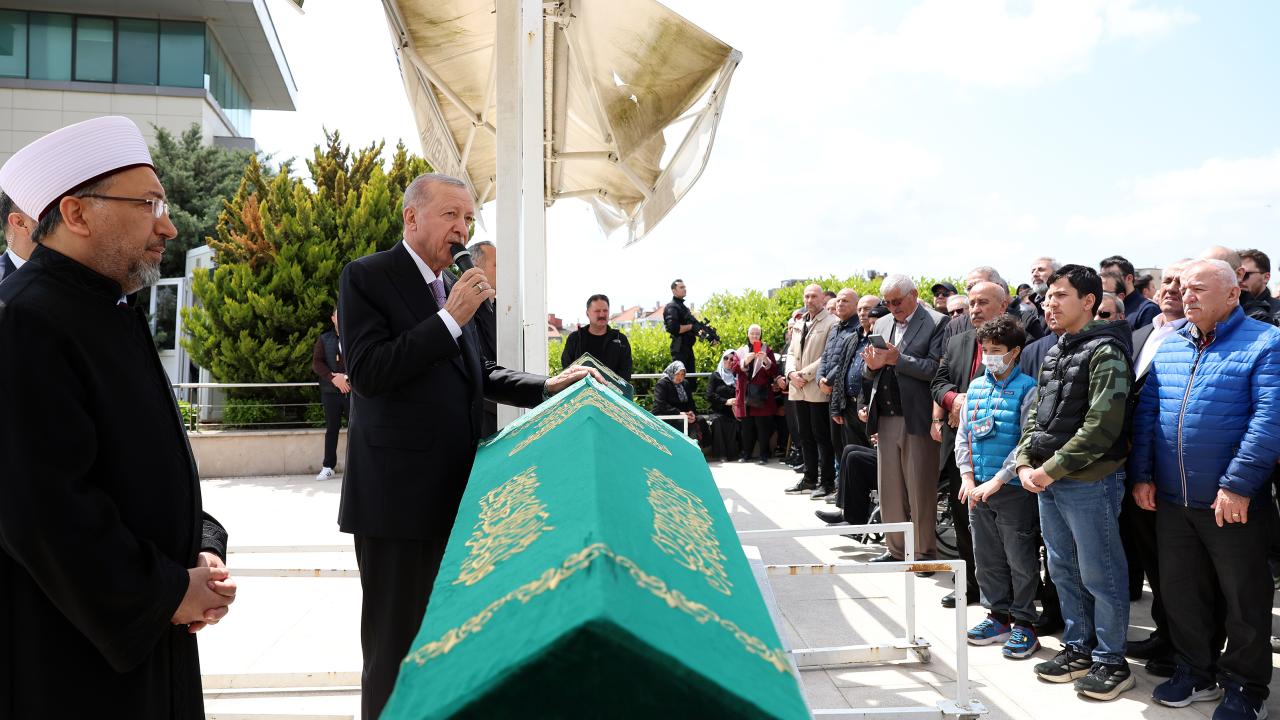 Cumhurbaşkanı Erdoğan vefat eden Arapça öğretmeninin cenazesine katıldı