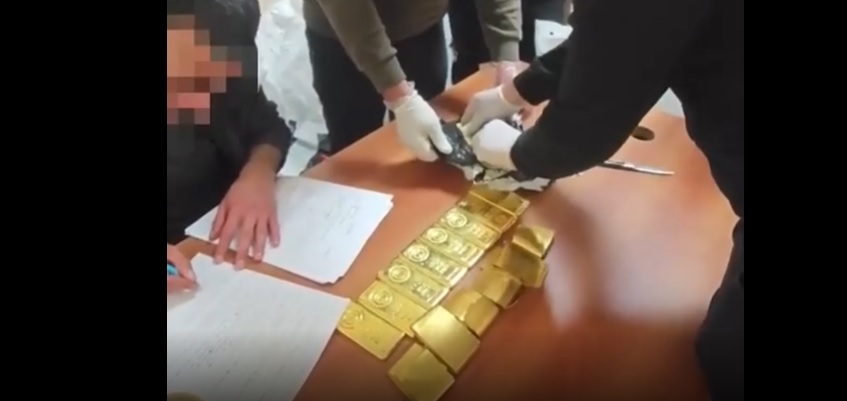 VALİZDEN ÇIKANLAR ŞOKE ETTİ: MİLYONLUK SERVET HAVALİMANINDA YAKALANDI