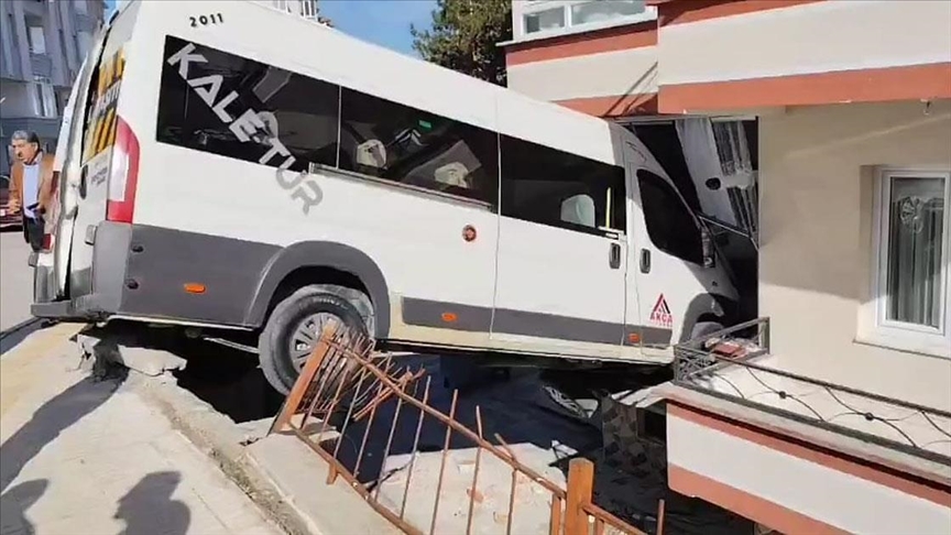 Çorum'da okul servisinin evin balkonuna girmesi sonucu 2 öğrenci yaralandı