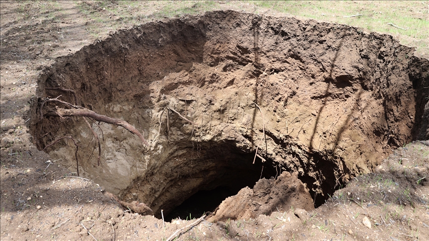 Sivas'ta bir tarlada 7 metre çapında obruk oluştu!