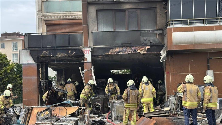 Pendik'te yanan iş yeri kullanılamaz hale geldi