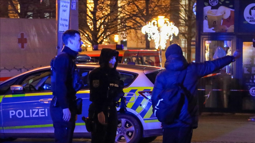 Almanya'nın Stuttgart kentinde bir araç kalabalığın arasına daldı