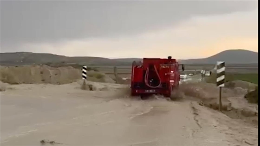 Ankara'da itfaiye aracının sel sularına kapılması görüntülendi
