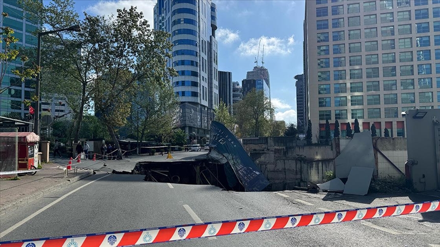 Sarıyer'de Gece Saatlerinde Bir Yolda Çökme Meydana Geldi