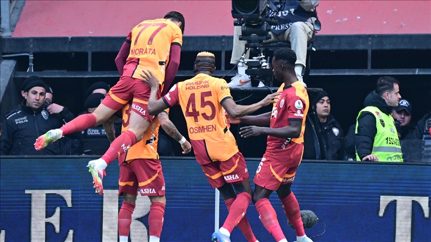 Galatasaray, Sivasspor'u ilk yarım saatte attığı 4 golle geçti
