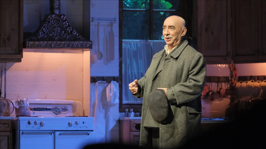 Şener Şen'i tiyatro sahnesine döndüren "Zengin Mutfağı" oyunu son kez sahnelenecek