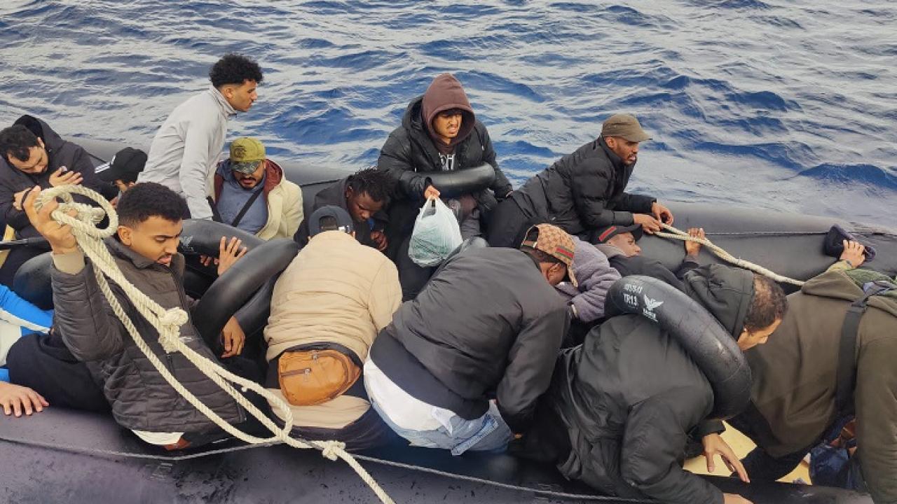 İZMİR'DE 24 DÜZENSİZ GÖÇMEN KURTARILDI