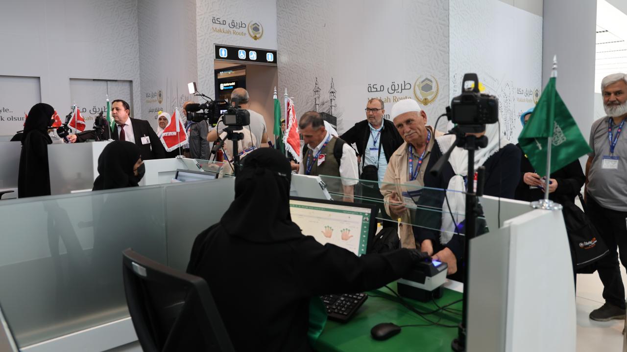 "Mekke Yolu" projesi ile hacı adayları sorunsuz şekilde kutsal topraklara uğurlanıyor