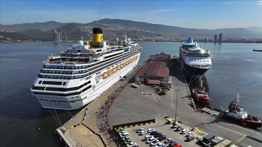 İZMİR'E KRUVAZİYERLE 4 BİN 540 TURİST GELDİ