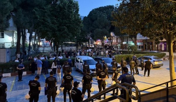 İzmir'de CHP Kemalpaşa Gençlik Kolları Başkanı ve 3 kişi, "Cumhurbaşkanına hakaret"ten tutuklandı