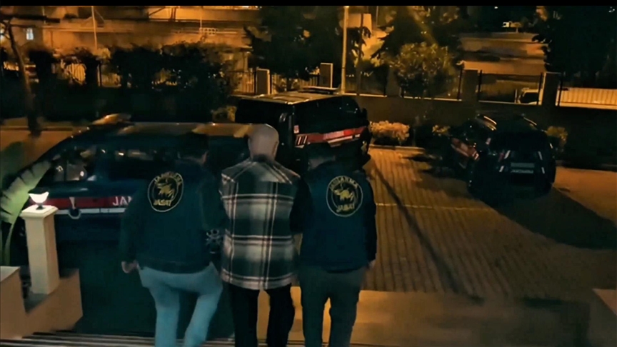 BİRİ KIRMIZI, DİĞERİ YEŞİL BÜLTENLE ARANAN İKİ KİŞİ TÜRKİYE'DE YAKALANDI