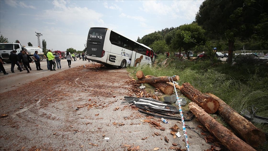 Çanakkale'de zincirleme kaza: 8 ölü, 20 yaralı