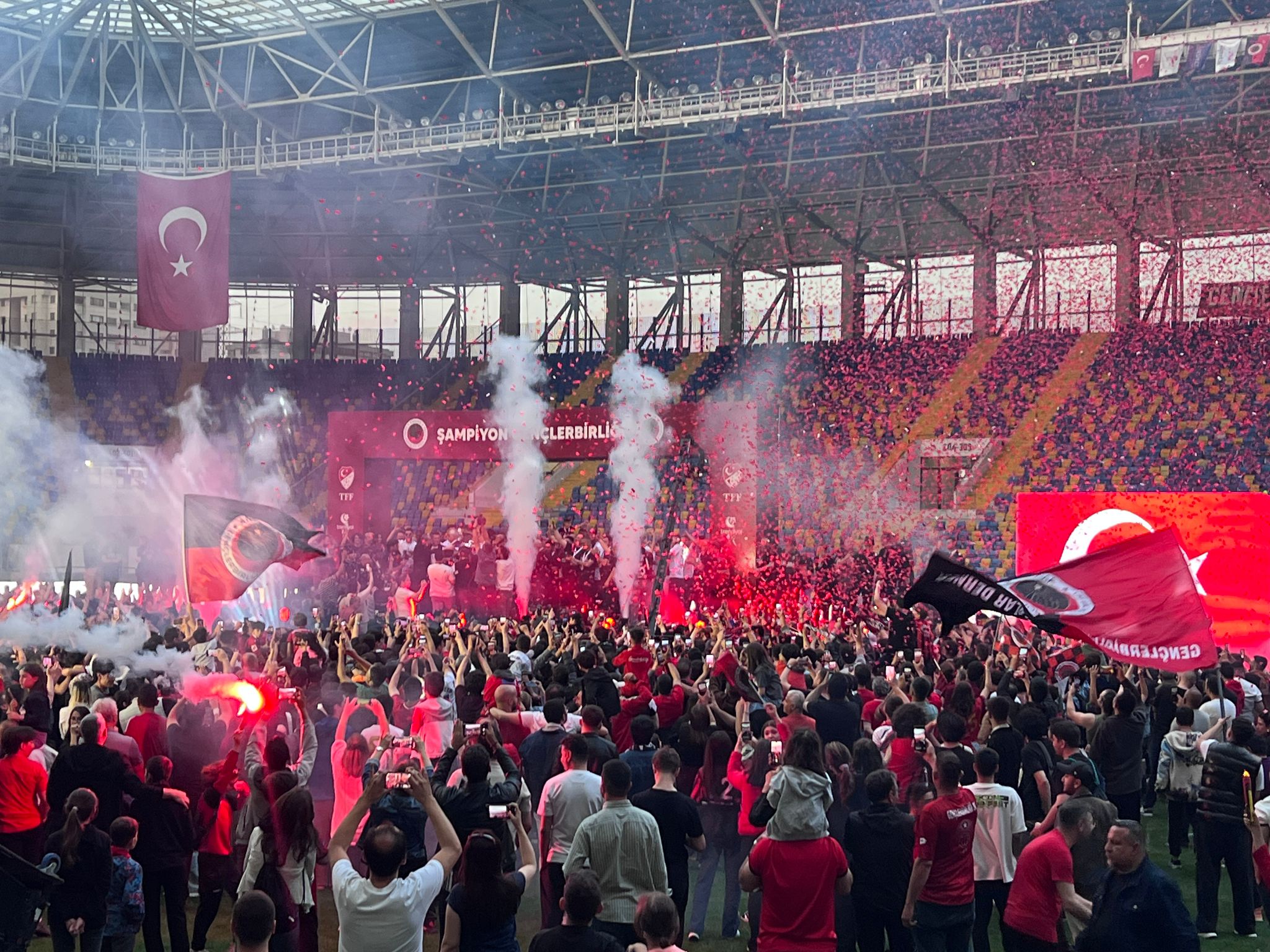 Süper Lig'e yükselen Gençlerbirliği kupasını aldı
