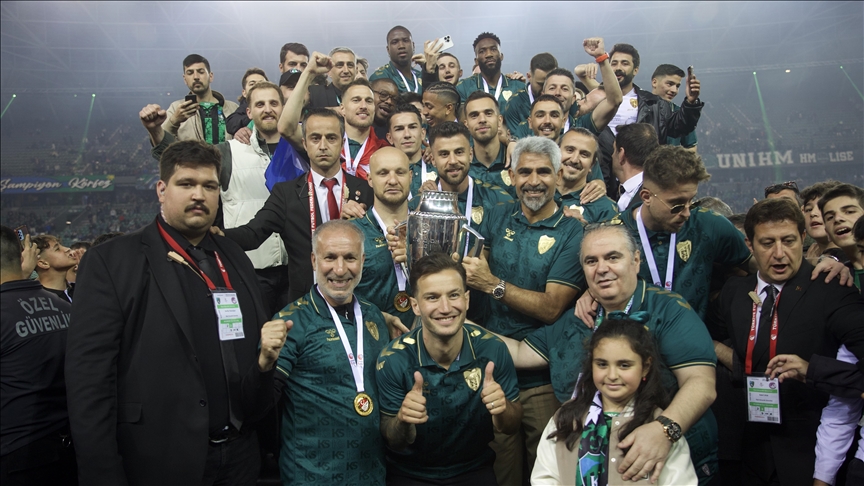 Süper Lig'e yükselen Kocaelispor, şampiyonluk kupasını aldı