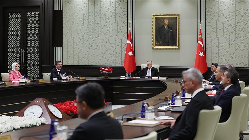 BAHÇELİ, KABİNE TOPLANTISI'NA "AY-YILDIZ" MOTİFLİ 102 GÜL GÖNDERDİ