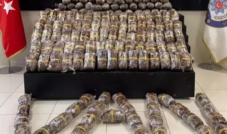 VAN'DA NAKLİYE ARACINDA 84 KİLO ESRAR ELE GEÇİRİLDİ