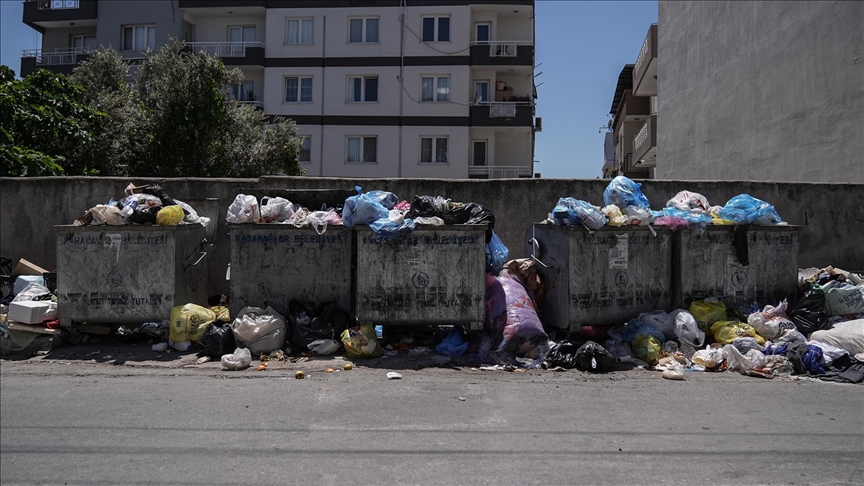 İzmir'de maaşları eksik yatan belediye işçileri iş bıraktı, sokaklarda çöp yığınları oluştu