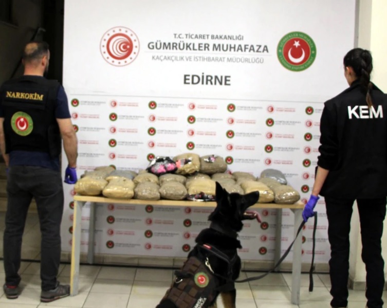 EDİRNE'DE 77 KİLO 36 GRAM SENTETİK UYUŞTURUCU HAP YAKALAMASI