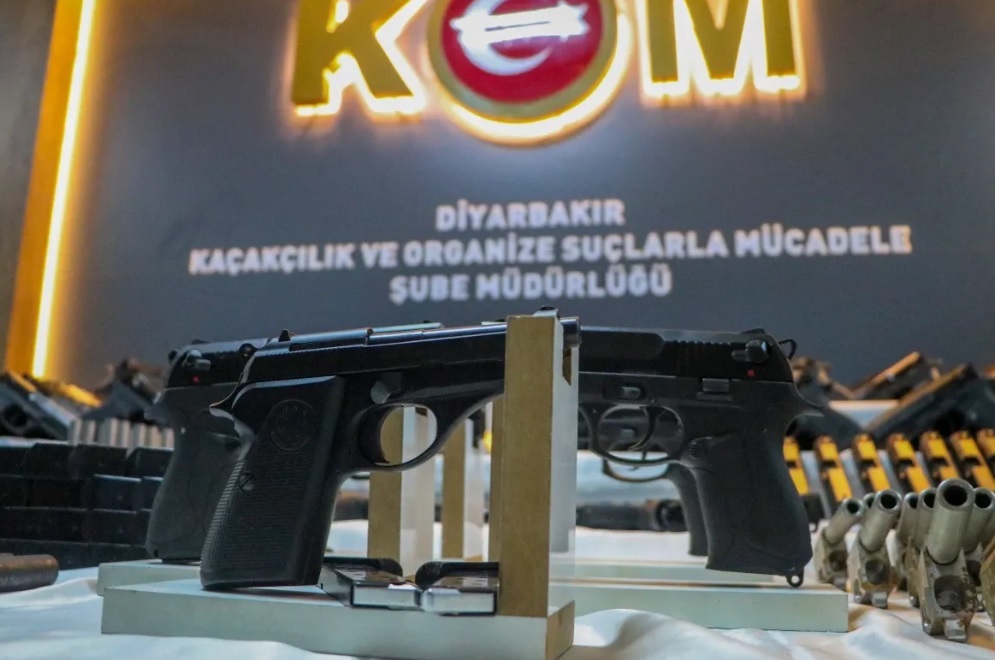 Oyuncak dükkanı gibi gözüken silah atölyesine polis baskını