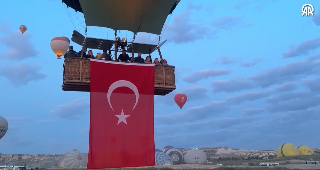 Kapadokya'da gökyüzünde 19 Mayıs coşkusu