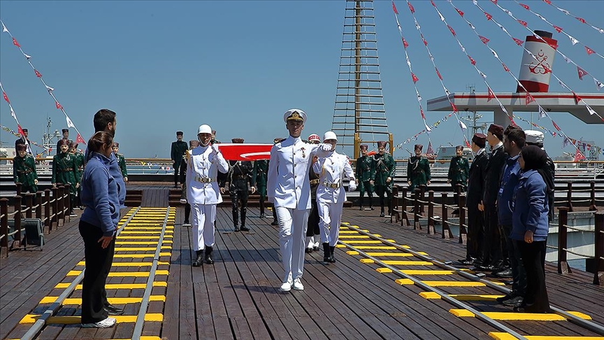 Atatürk'ü temsil eden bayrak Samsun'da karaya çıkarıldı