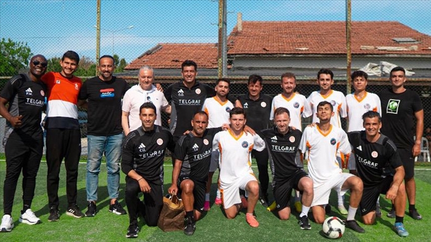 EMRE BELÖZOĞLU ÖĞRENCİLERLE FUTBOL OYNADI