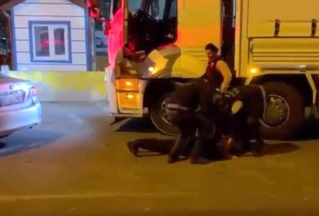 Bardak yüklü kamyondan 15 kilo 840 gram esrar çıktı!