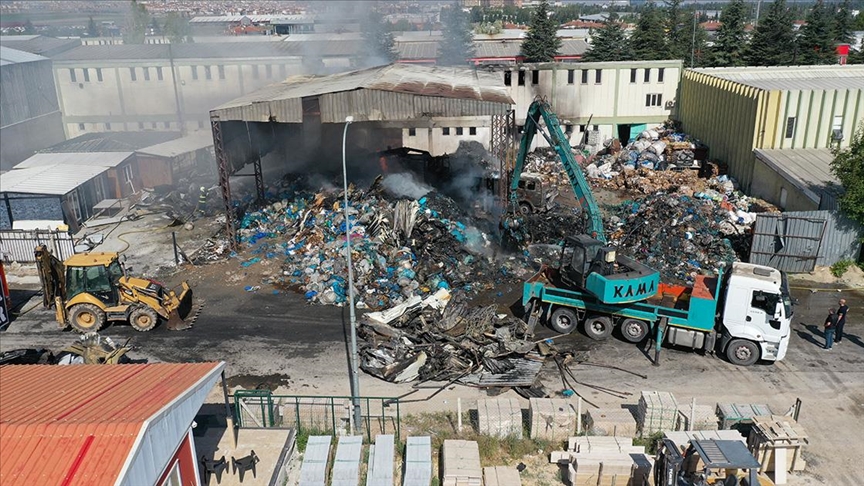 Eskişehir'de geri dönüşüm tesisinde çıkan yangın söndürüldü