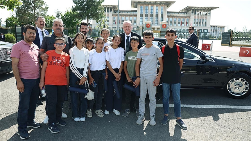 Cumhurbaşkanı Erdoğan, Adıyaman'dan gelen çocuklarla görüştü