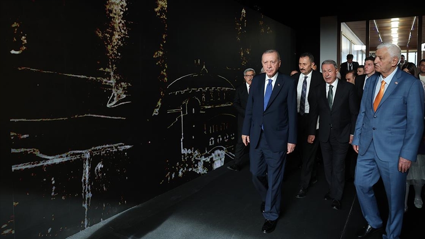 Cumhurbaşkanı Erdoğan, "Bir Şiir Bir Hayat Canım İstanbul" sergisini gezdi